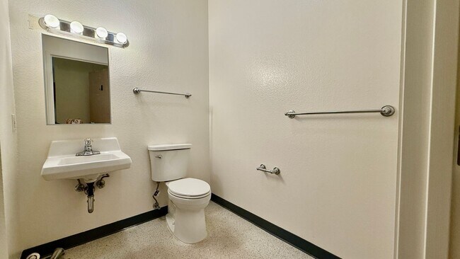 Building Photo - Urban Oasis on Valencia St – 2BR/1BA with ...