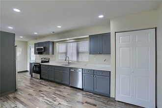 Building Photo - 102 Kathleen Dr