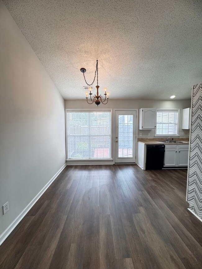 Building Photo - 2BR 2BA One Level Townhome with Garage