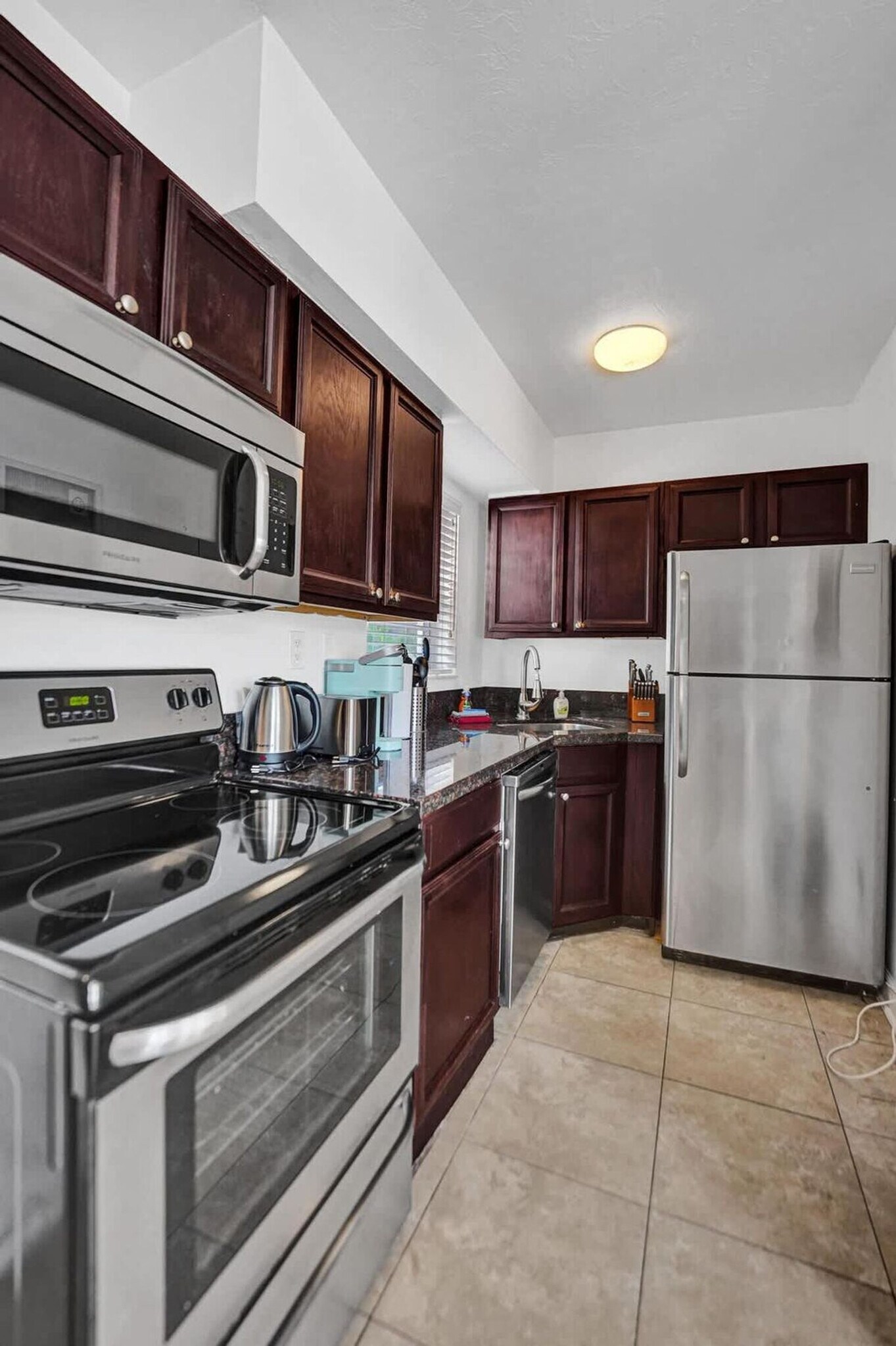 Building Photo - 335 Desoto St