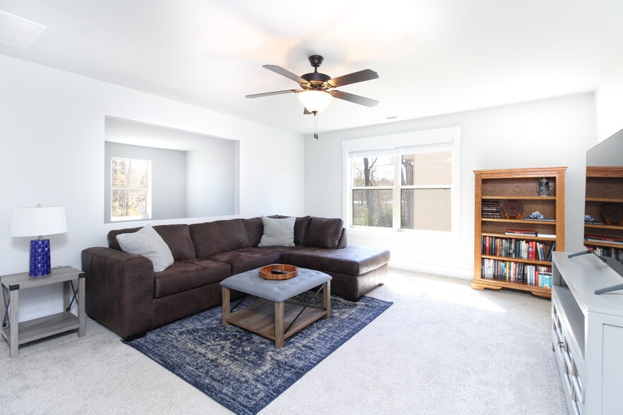 Building Photo - 421 Park W Blvd