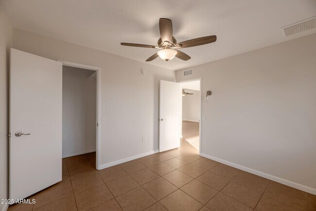 Building Photo - 9822 W Silver Bell Dr