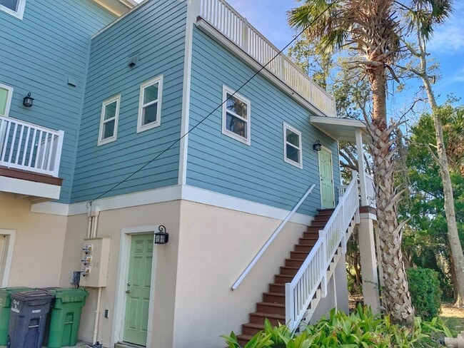 Building Photo - Coming Soon!! 4BR/4BA, downtown apartment. Walk to Flagler College..