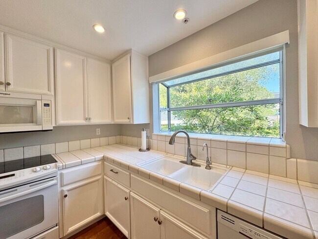 Building Photo - Napa, Gated Community Single Story 2 Bedro...