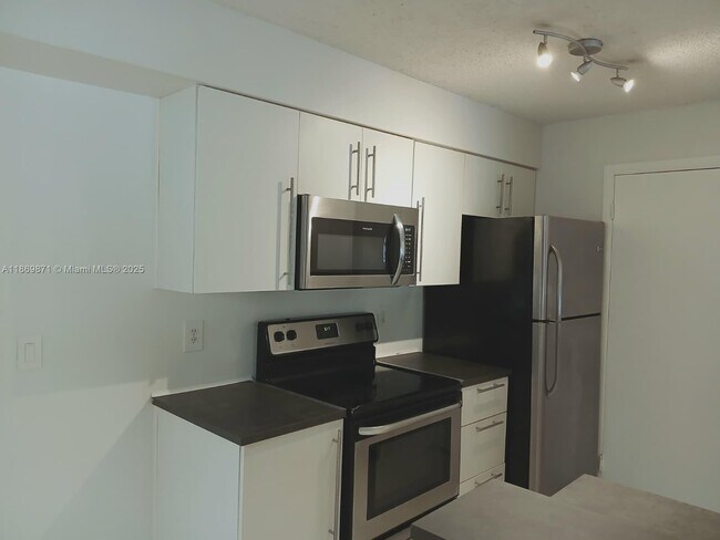 Building Photo - 9999 Summerbreeze Dr