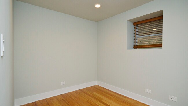 Building Photo - 6429 N Lakewood Ave