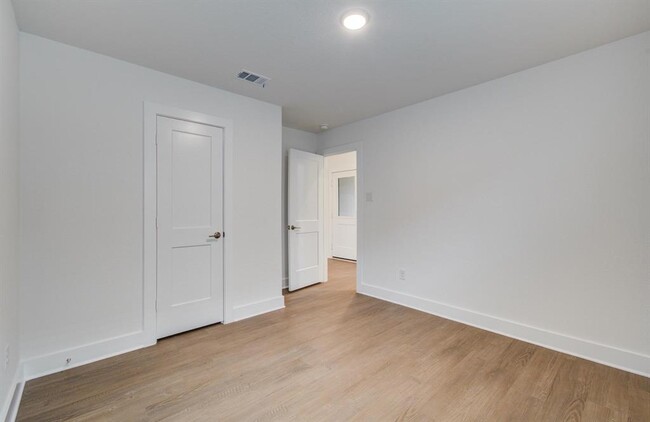 Building Photo - 8627 Pier Cove Dr