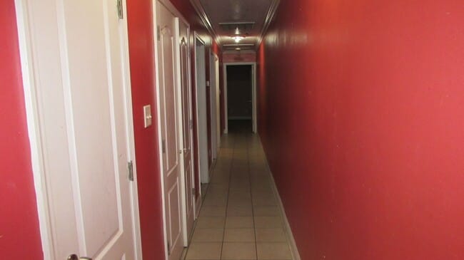 Building Photo - 3 BEDROOM DUPLEX