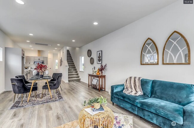 Building Photo - Beautiful, private 2 bed, 2.5 bath townhouse in Silverdale