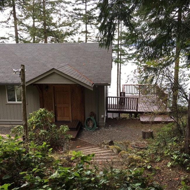 Building Photo - Medium-Low Bank Waterfront Home On Acreage