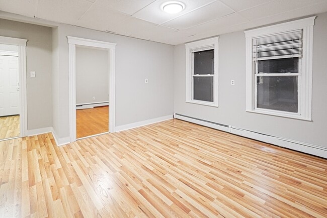 Building Photo - 15 1/2 Mendon St