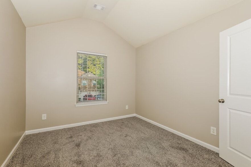 Building Photo - 337 Madison Grace Ave