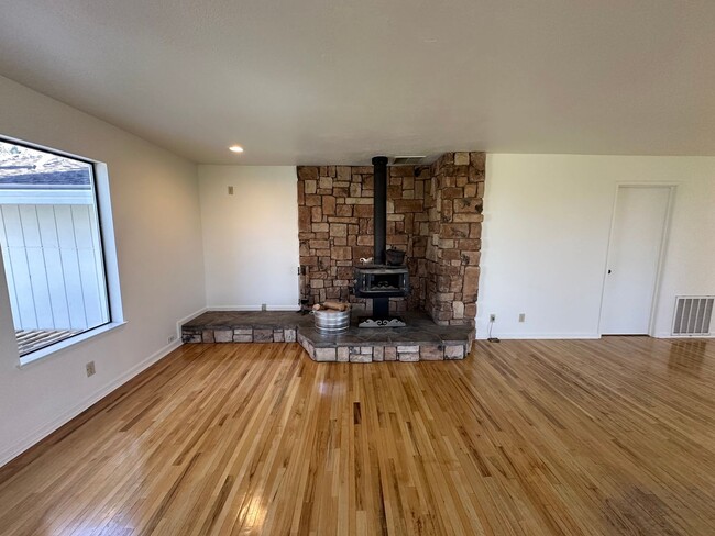 Building Photo - Gorgeous Multilevel 4 Bedroom 2.5 Bathroom...