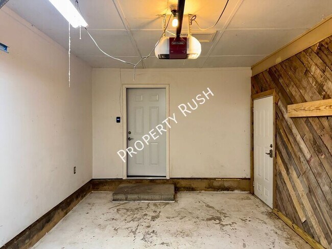 Building Photo - 1110 Fernway Cir