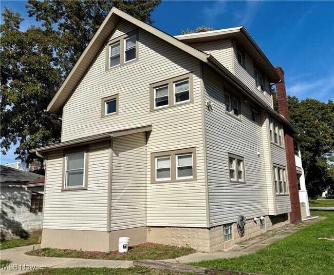 Building Photo - 2420 E Market St
