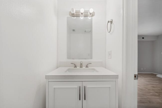 Building Photo - Fresh townhome in Sugarhouse