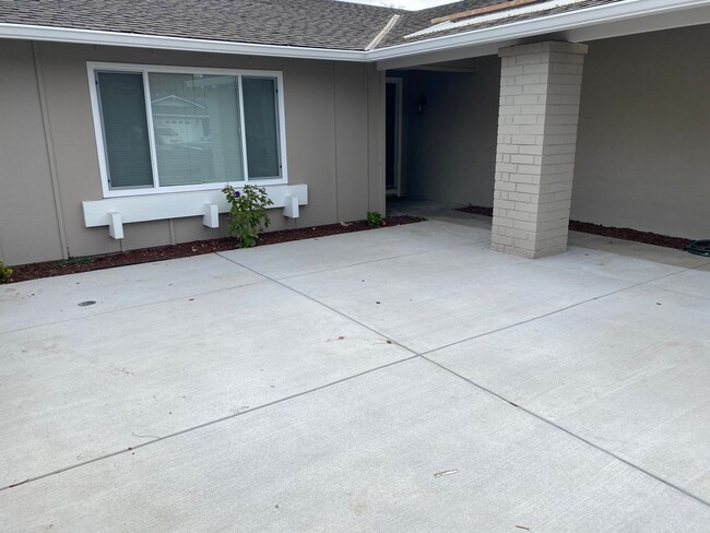 Building Photo - Remodeled 3 Bedroom 2 Bath Home in the Los...