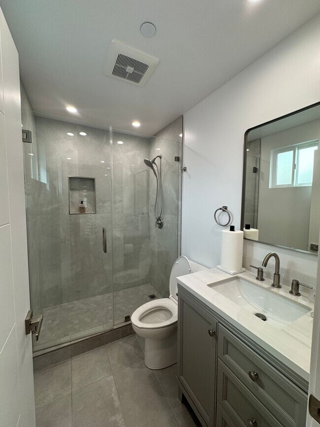 Building Photo - Spacious 1000 Sq. Ft. Single-Floor Back AD...