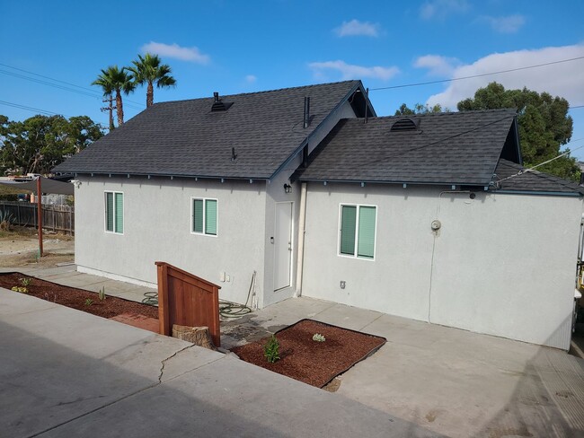 Building Photo - Newly furnished and remodeled 2 bed 2 bath!