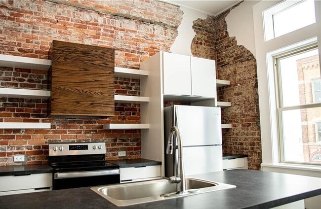Building Photo - One Bedroom Apartment
