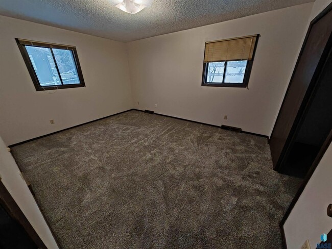 Building Photo - 4504 S Cliff Ave