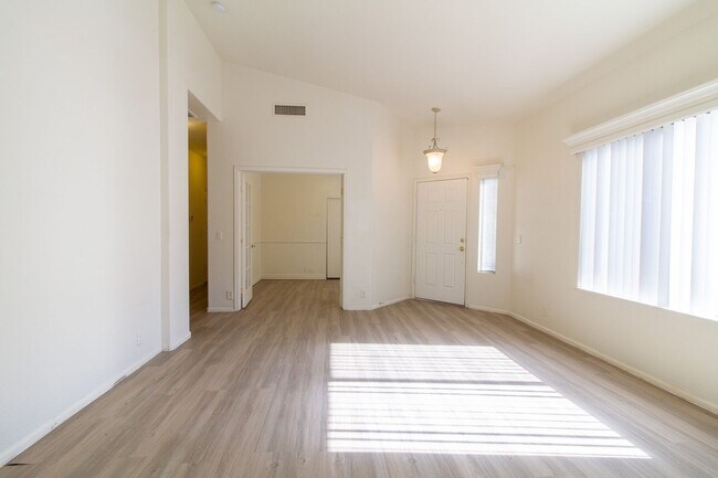 Building Photo - Gorgeous 3 bed, 2 bath home located near 87th Ave and Cactus