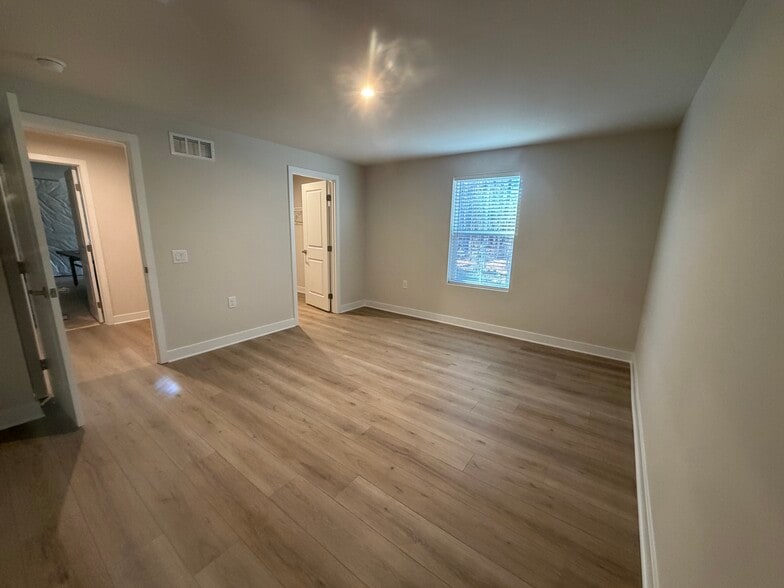 Building Photo - 951 Pemberley St