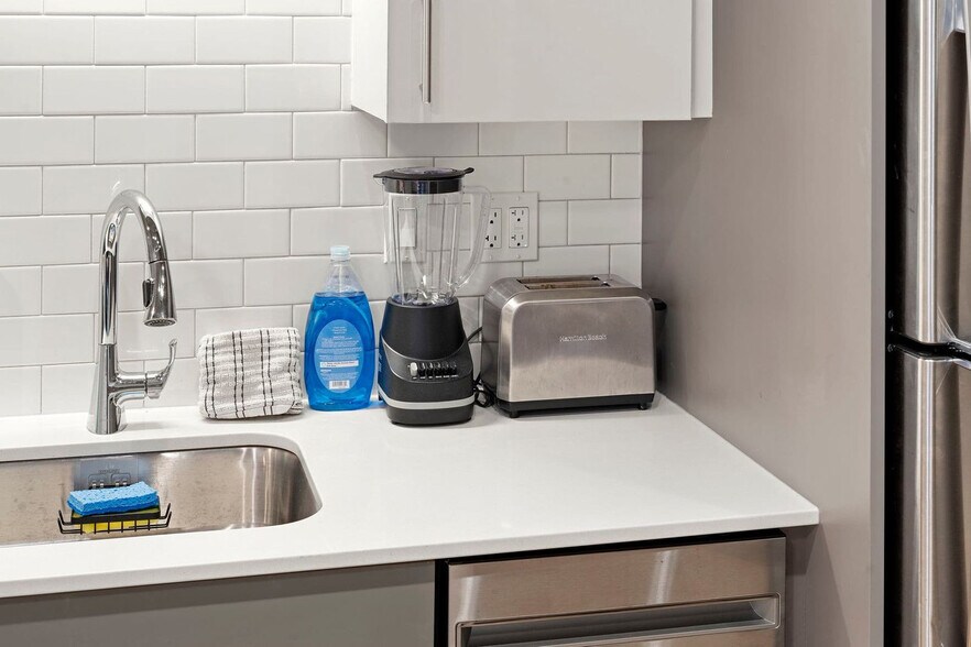 Building Photo - 853 W Blackhawk St