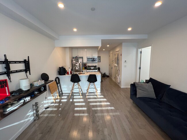 Building Photo - Fantastic 1 Bed/1 Bath Apartment in Astoria