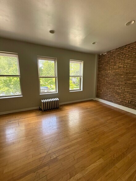 Building Photo - 4237 N Paulina St