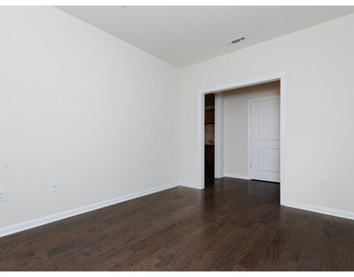 Building Photo - 130 University Ave