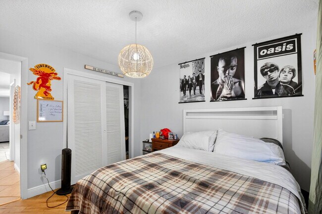 Building Photo - 320 Riverdale Rd