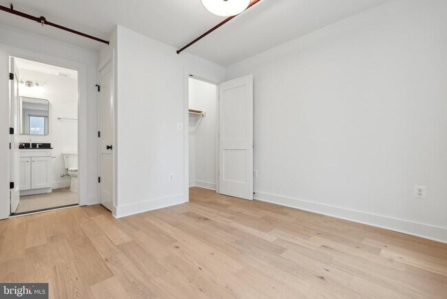 Building Photo - 901 King St