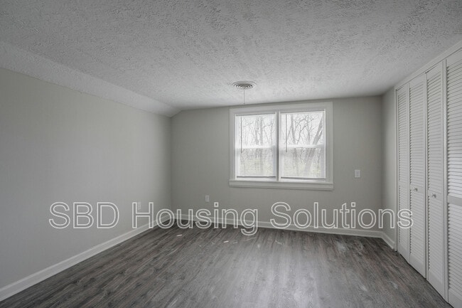 Building Photo - 815 S Main Rd