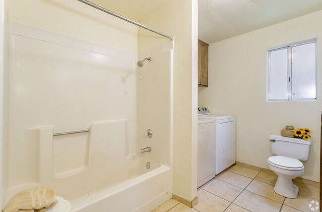 Building Photo - Spacious 4 Bedroom Townhomes in Chico – $1...