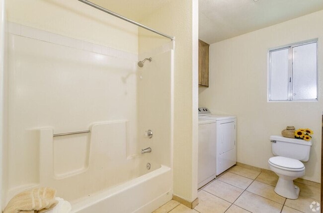 Building Photo - Spacious 4 Bedroom Townhomes in Chico