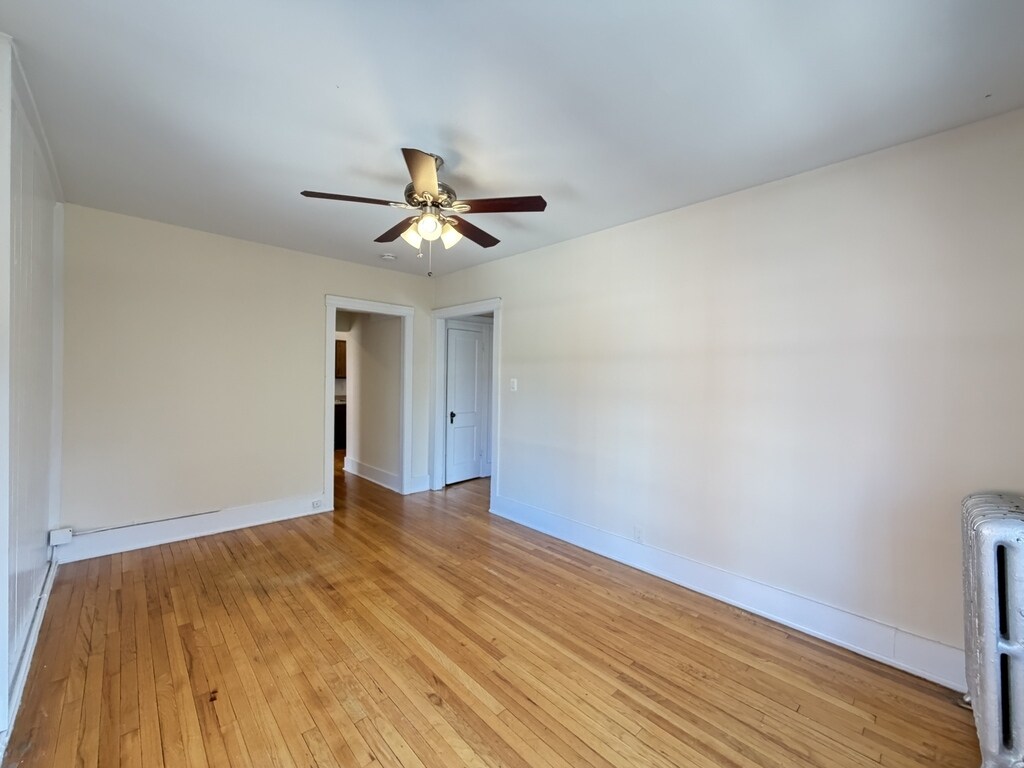 Building Photo - 934 W Cornelia Ave