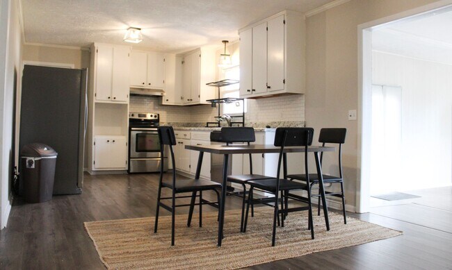 Building Photo - Bright and Spacious 3 Bedroom Furnished Rental