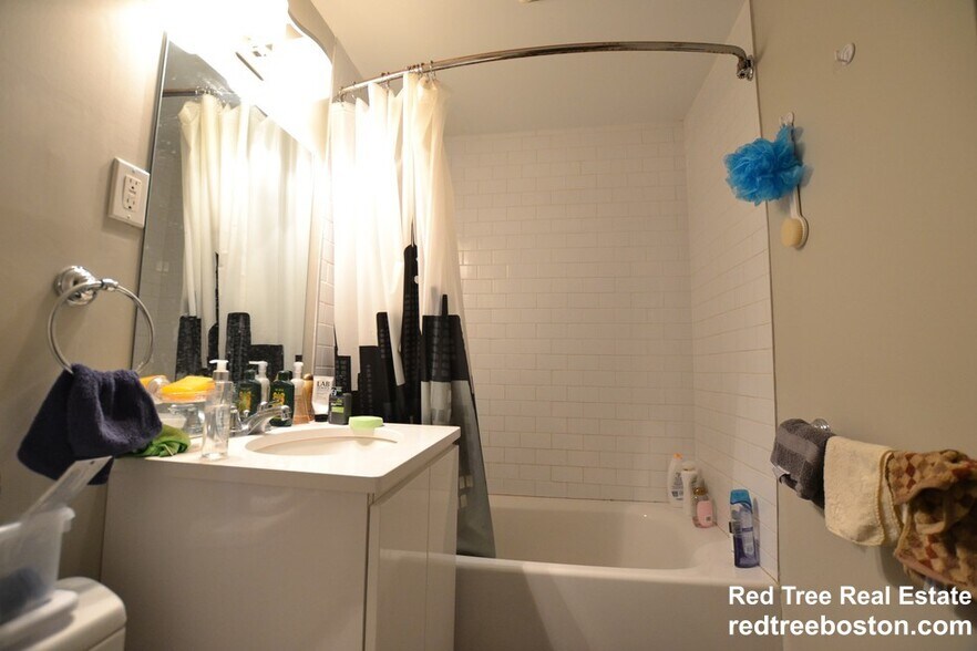 Building Photo - 19 Greylock Rd