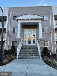 Building Photo - 4167 S Four Mile Run Dr