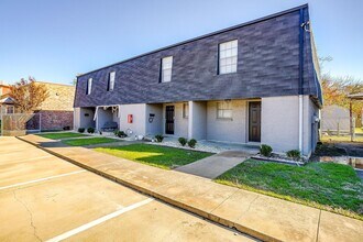 Building Photo - 105 SE Gardens Blvd
