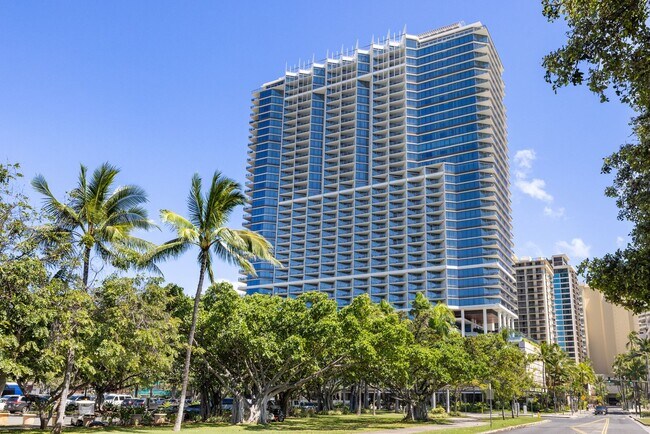 Building Photo - Spacious Waikiki Studio, One Block From Fo...