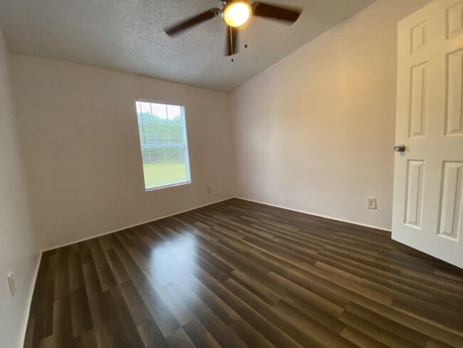 Building Photo - 3 Bedroom home on 1 Acre in Jennings
