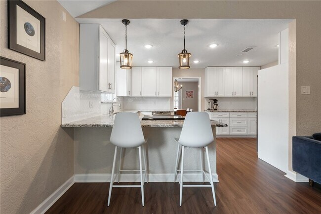 Building Photo - 2907 Broadmoor Dr