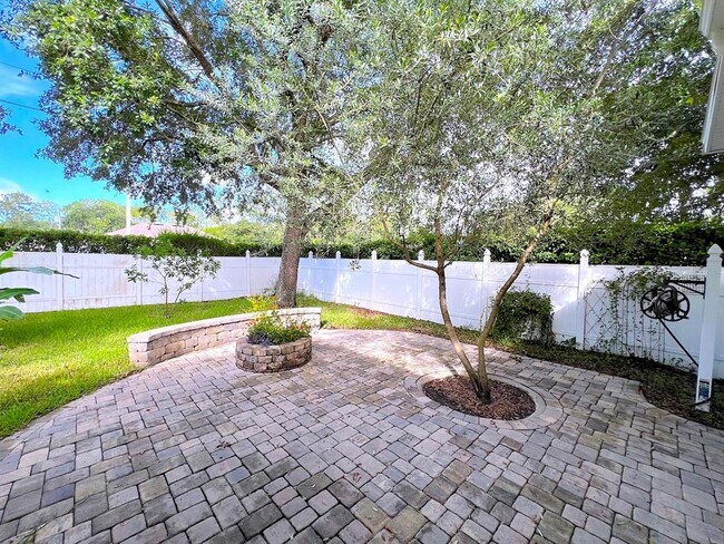 Building Photo - 27 Empress Ln