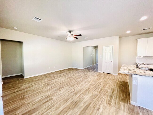 Building Photo - 934 Golden Willow Ln