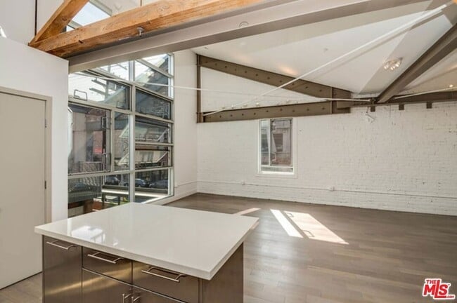 Building Photo - 527 Molino St