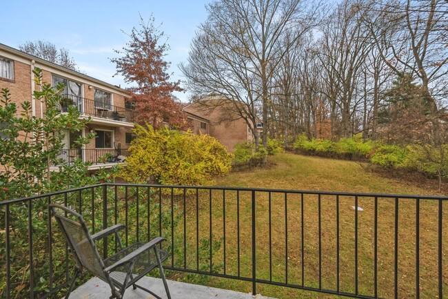 Building Photo - Spacious Walk Up in Parkside N. Bethesda I...