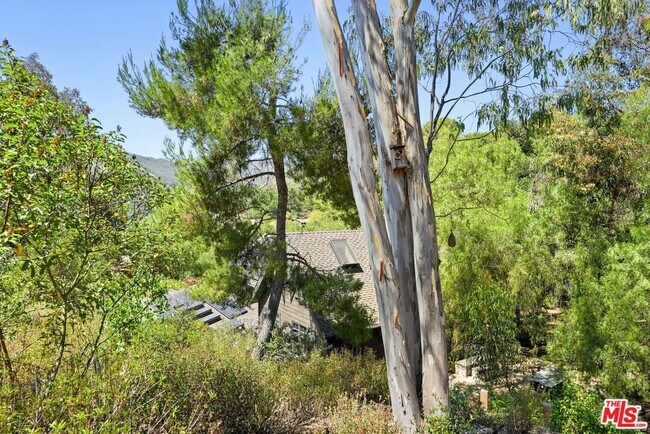 Building Photo - 21344 Colina Dr