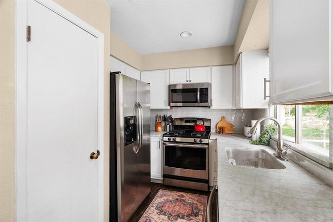 Building Photo - 2320 Montclaire St